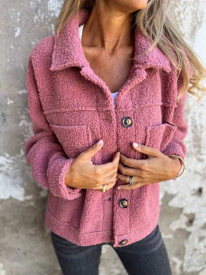 Manteau en laine d'agneau à col pour femme.