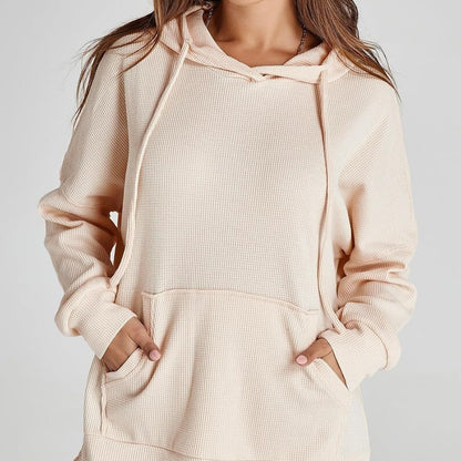 Sweat-shirt pour femme avec poche et manches longues.