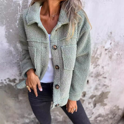 Manteau en laine d'agneau à col pour femme.