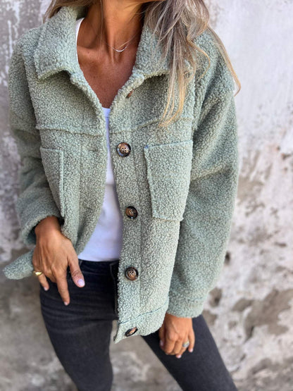 Manteau en laine d'agneau à col pour femme.