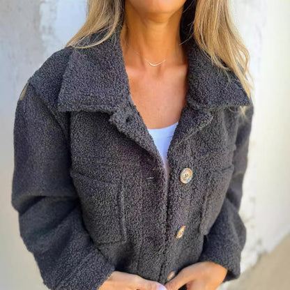 Manteau en laine d'agneau à col pour femme.