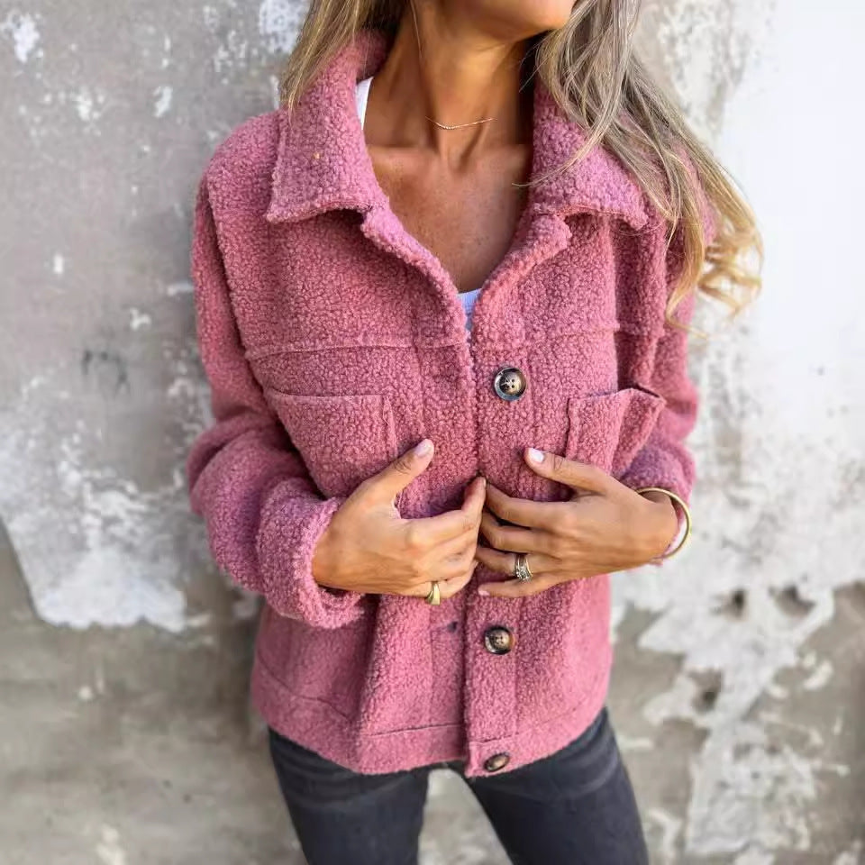 Manteau en laine d'agneau à col pour femme.