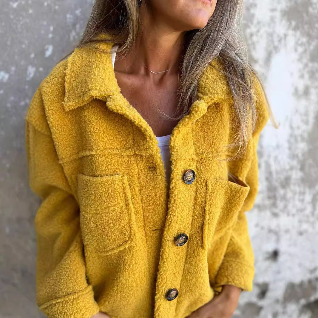 Manteau en laine d'agneau à col pour femme.