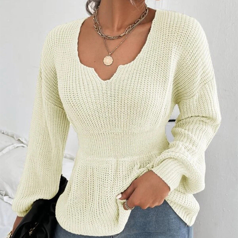 Pull pour femme avec volants et taille cintrée.