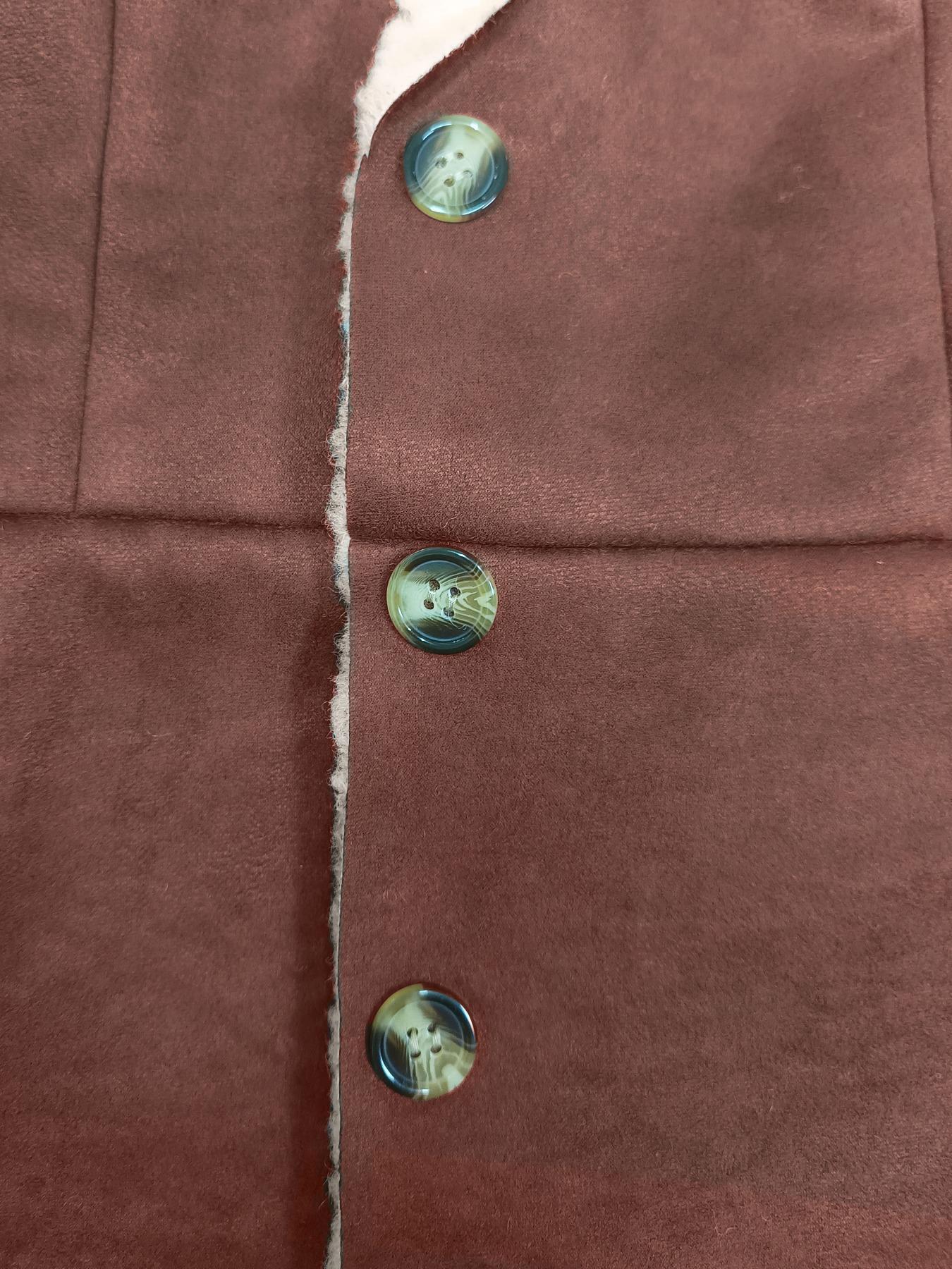 Manteau à col rabattu intégré en cuir et velours.