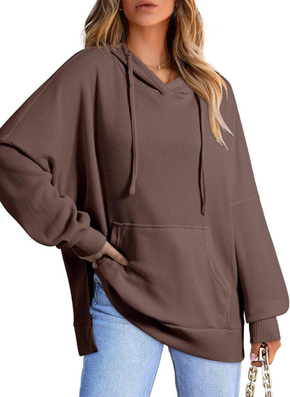 Sweat-shirt pour femme avec poche et manches longues.