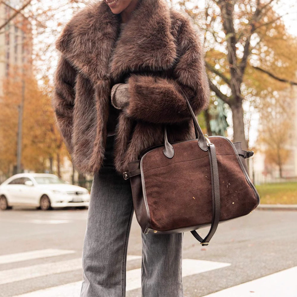 Manteau marron en fausse fourrure, manches longues et ample.